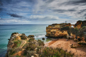 Europa, Portugal, Algarve, Litoral, Barlavento, Distrikt Faro, Lagos, Bucht an der Steilküste, Aussicht vom Miradouro Praia da Batata Europa, Portugal, Algarve, Litoral, Barlavento, Distrikt Faro, Lagos, Bucht an der Steilküste, Aussicht vom Miradouro Praia da Batata